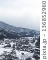 白川郷の雪景色と山並み　空に余白のある俯瞰写真 136852960