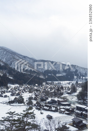 白川郷の雪景色と山並み 空に余白のある俯瞰写真 白川郷の雪景色と山並み 空に余白のある俯瞰写真 136852960