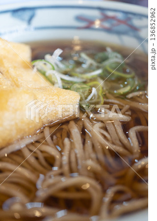 きつねそばのアップ 油揚げとねぎの温かい和食 きつねそばのアップ 油揚げとねぎの温かい和食 136852962