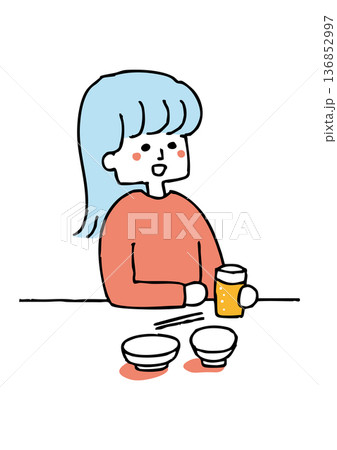 1人で晩酌をする女性 136852997