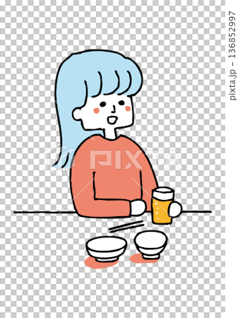 1人で晩酌をする女性 136852997