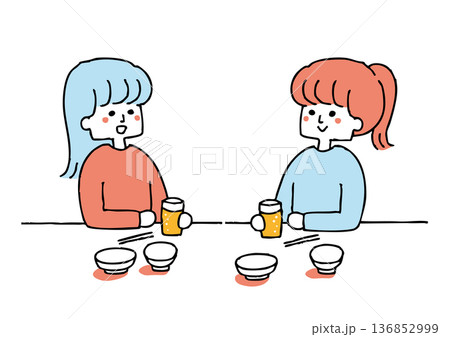 お酒を飲みながら会話を楽しむ2人の女性 136852999