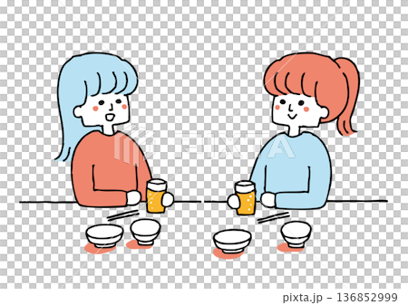 お酒を飲みながら会話を楽しむ2人の女性 136852999