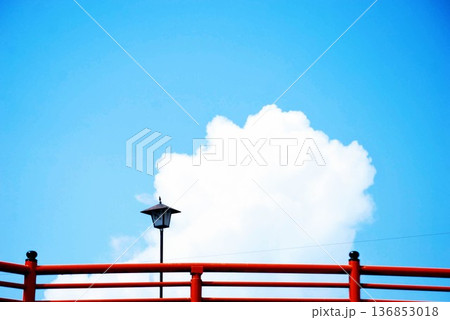 夏の青空と白い雲、赤い欄干 136853018