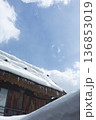 雪をまとった合掌造りの茅葺き屋根とつらら　青空の冬景色 136853019