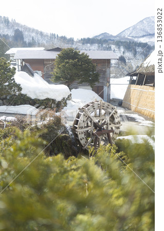 雪の里に佇む水車　白川郷の冬の暮らし 136853022
