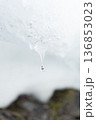 つららの雫　雪解けを感じる冬のミニマル接写 136853023