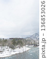 雪の川と山並み　余白のある冬のリバーランドスケープ 136853026