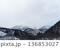 雪化粧の山並み　曇り空の冬パノラマ 136853027