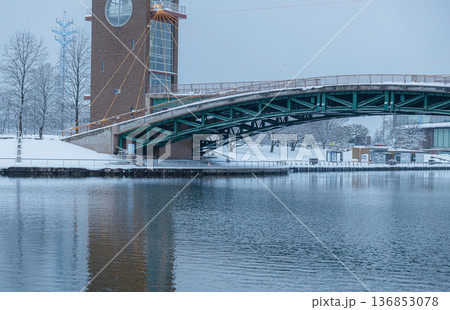 大雪で塗り替えられた環水公園の美しい雪景色 大雪で塗り替えられた環水公園の美しい雪景色 136853078