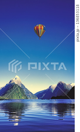 ミルフォードサウンドのマイター峰上空を漂うバルーン合成 136853118