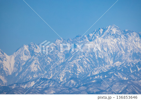 冬の北アルプス・立山連峰の険しい山容(富山県) 冬の北アルプス・立山連峰の険しい山容(富山県) 136853646