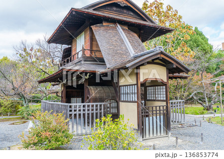 京都市　東本願寺　渉成園の傍花閣 136853774