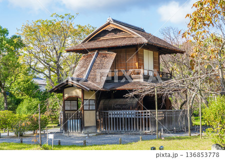 京都市　東本願寺　渉成園の傍花閣 136853778
