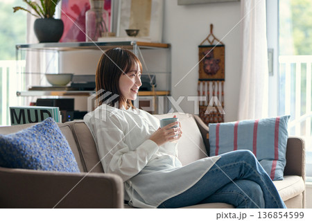 ソファーでくつろぐ女性 136854599