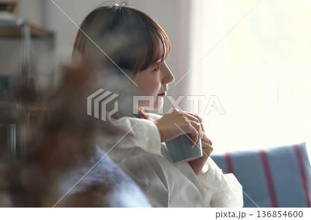 ソファーでくつろぐ女性 136854600
