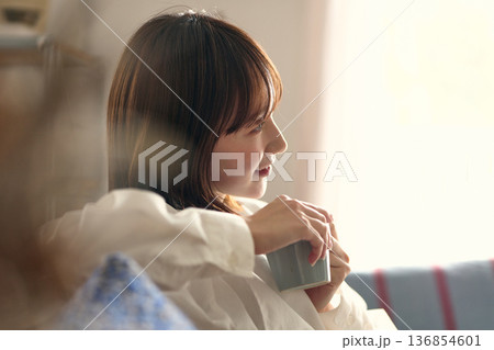 ソファーでくつろぐ女性 136854601