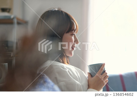 ソファーでくつろぐ女性 136854602