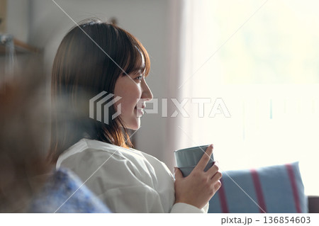 ソファーでくつろぐ女性 136854603