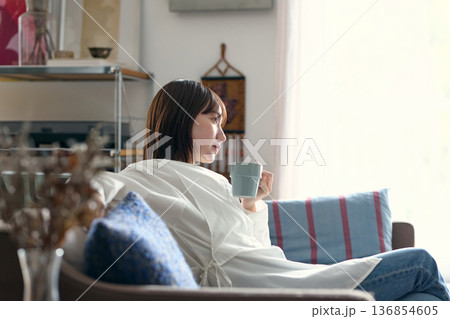 ソファーでくつろぐ女性 ソファーでくつろぐ女性 136854605