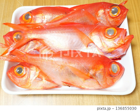 釣りたてのキンメダイ 釣りたてのキンメダイ 136855030