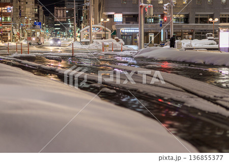 大雪の中美しく塗り替えられた富山駅前の雪景色と安全運行する路面電車の風景 136855377