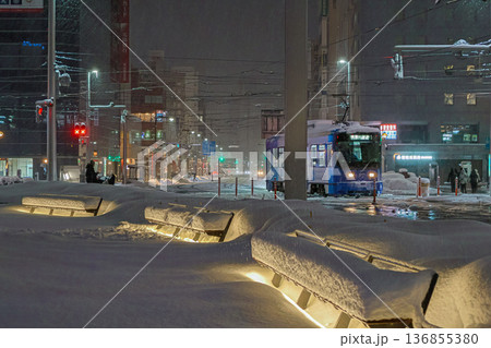大雪の中美しく塗り替えられた富山駅前の雪景色と安全運行する路面電車の風景 136855380