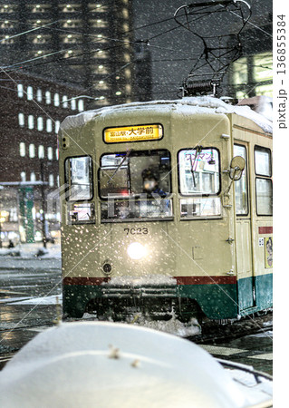 大雪の中美しく塗り替えられた富山駅前の雪景色と安全運行する路面電車の風景 136855384