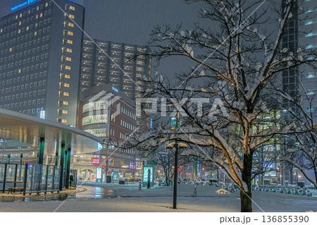 大雪の中美しく塗り替えられた富山駅前の雪景色と安全運行する路面電車の風景 大雪の中美しく塗り替えられた富山駅前の雪景色と安全運行する路面電車の風景 136855390