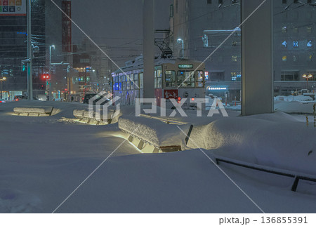 大雪の中美しく塗り替えられた富山駅前の雪景色と安全運行する路面電車の風景 136855391
