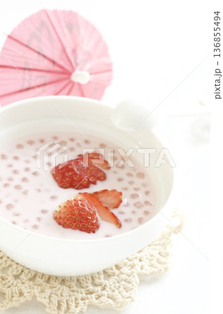 いちごタピオカミルク いちごタピオカミルク 136855494