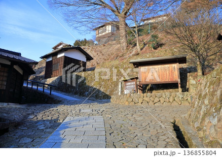 【岐阜県】快晴の馬籠宿の枡形 【岐阜県】快晴の馬籠宿の枡形 136855804