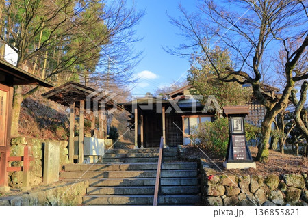 【岐阜県】快晴の馬籠宿の阿弥陀堂 136855821