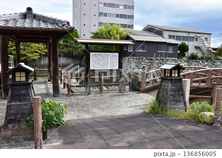 桑名市　歴史を語る公園の日本橋と案内板 136856005