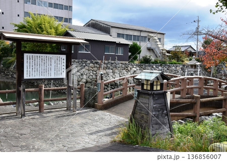 桑名市 歴史を語る公園の日本橋と案内板と紅葉 桑名市 歴史を語る公園の日本橋と案内板と紅葉 136856007