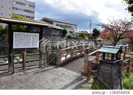 桑名市　歴史を語る公園の日本橋と案内板 136856008