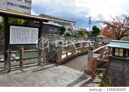 桑名市　歴史を語る公園の日本橋と案内板と紅葉 136856009