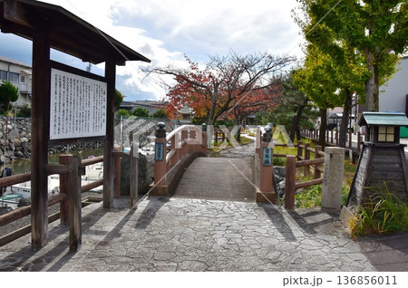 桑名市 歴史を語る公園の日本橋と案内板と紅葉 桑名市 歴史を語る公園の日本橋と案内板と紅葉 136856011
