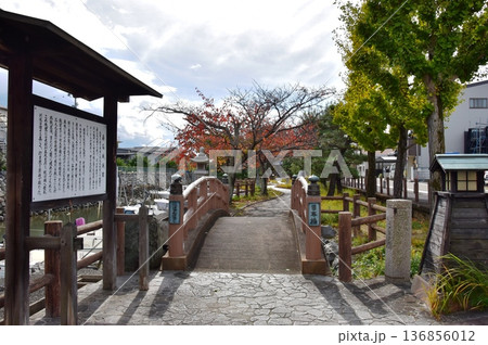 桑名市 歴史を語る公園の日本橋と案内板と紅葉 桑名市 歴史を語る公園の日本橋と案内板と紅葉 136856012