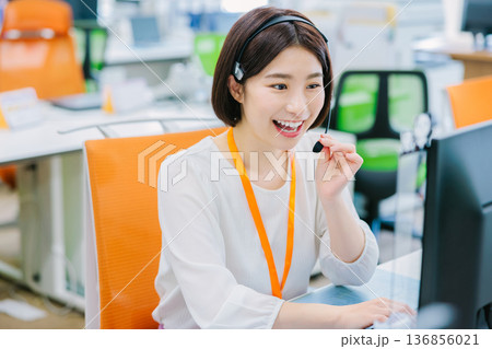 オフィスで電話を受ける女性オペレーター 136856021