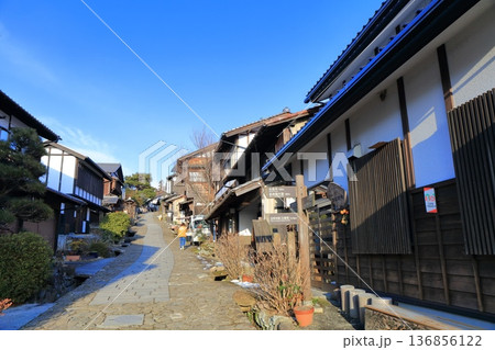 【岐阜県】快晴の馬籠宿の町並み 136856122