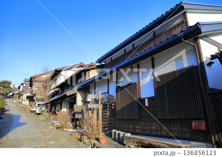 【岐阜県】快晴の馬籠宿の町並み 【岐阜県】快晴の馬籠宿の町並み 136856123