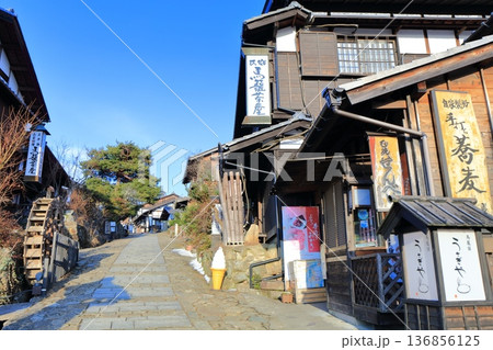 【岐阜県】快晴の馬籠宿の町並み 136856125