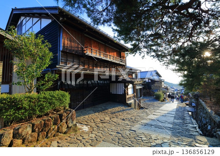 【岐阜県】快晴の馬籠宿の町並み 136856129