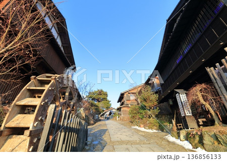 【岐阜県】快晴の馬籠宿の町並み 136856133