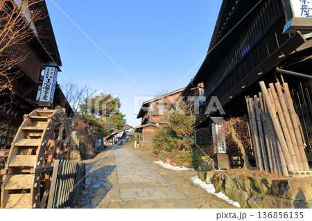 【岐阜県】快晴の馬籠宿の町並み 136856135