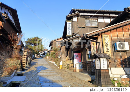 【岐阜県】快晴の馬籠宿の町並み 136856139