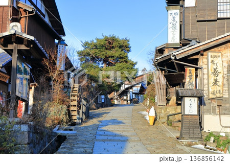 【岐阜県】快晴の馬籠宿の町並み 【岐阜県】快晴の馬籠宿の町並み 136856142