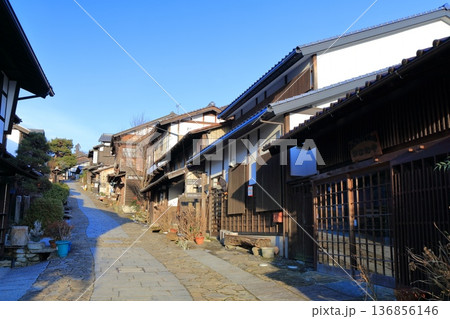 【岐阜県】快晴の馬籠宿の町並み 【岐阜県】快晴の馬籠宿の町並み 136856146