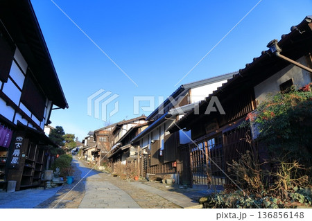【岐阜県】快晴の馬籠宿の町並み 136856148